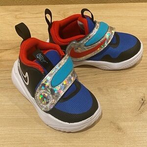 NIKE TEAM HUSTLE , toddler size 7C Kids Blue and Red Sneakers, Velcro closure
